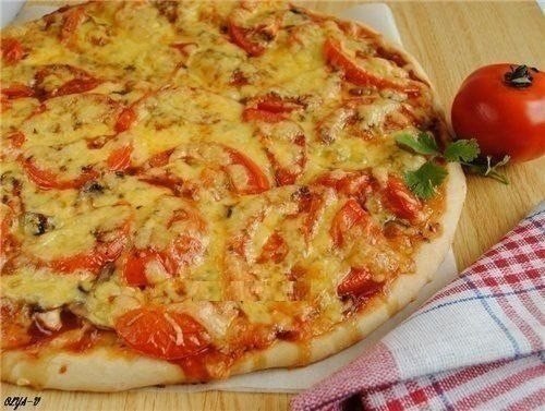 Пицца с курицей и грибами.Ингредиенты:0.5 ч. ложки сухих дрожжей 200 мл. теплой воды щепотка сахара ...