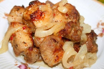 ШАШЛЫК В ДУХОВКЕ НА ЛУКОВОЙ ПОДУШКЕ.мясо ( свинина ) — 1 кглук репчатый — 2-4 шт.уксус — 3 ст. л. ( ...