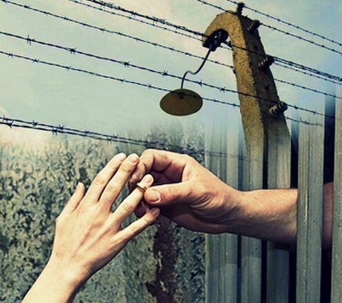 Где радуга в кармане, где память из свинца, Где утро по команде, а вечер без конца. Тяжёлые походки, ...