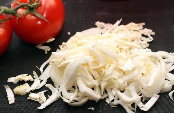 ОЧЕНЬ ВКУСНЫЙ САЛАТ.Ингредиенты:- Китайский салат (китайская капуста) 100 г- Помидоры красные 200 г- ... - 2