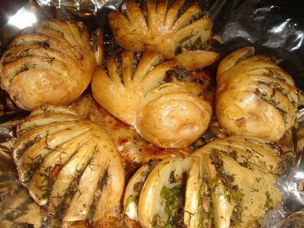Картошка-гармошка. Описание: Очень вкусная фаршированная запеченная картошка. Отличный гарнир к ... - 6