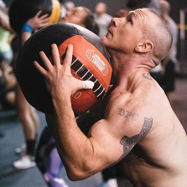 5 советов для эффективной работы с мячами в Crossfit. Работать с набивными мячами тяжело. Это одно ...
