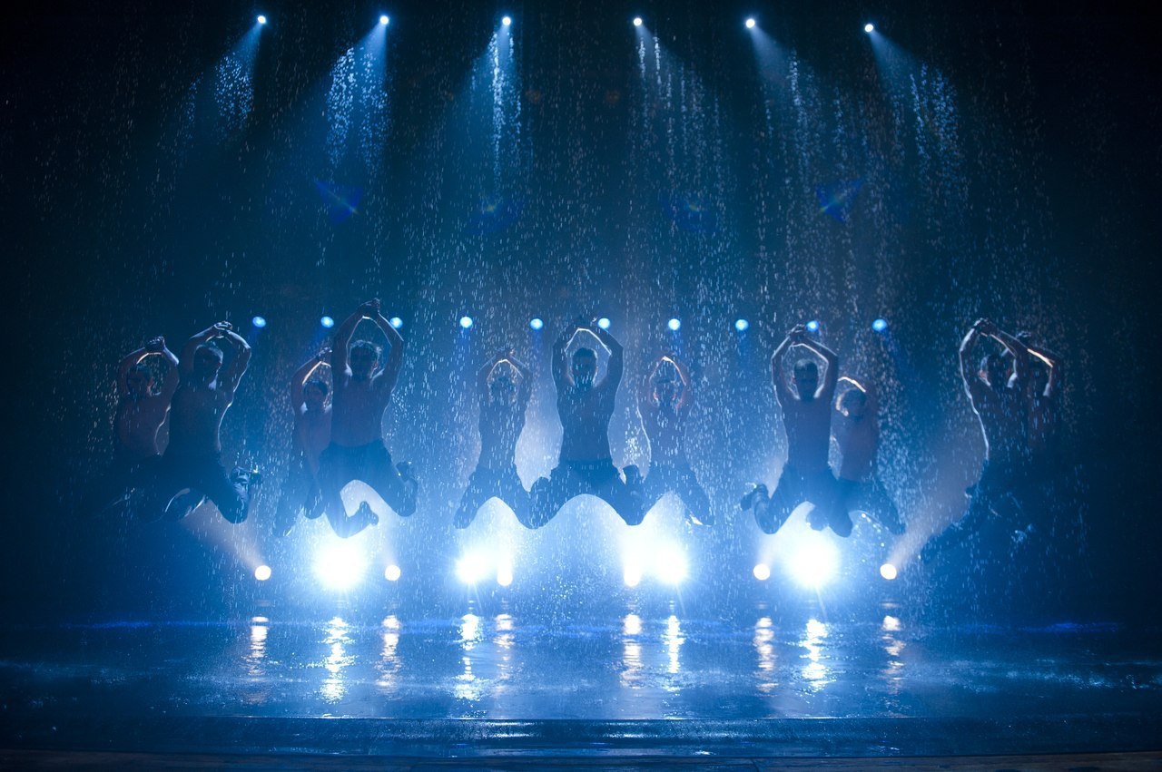 Сценический номер. Шоу под дождем 2. Танцевальная сцена. Танцоры на сцене. Дождь на сцене.