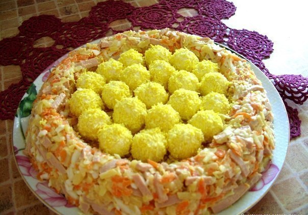 Салат ";Гнездо глухаря"; Ингредиенты: - 200 граммов куриного мяса; - 3 средние моркови; - ...