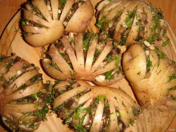Картошка-гармошка. Описание: Очень вкусная фаршированная запеченная картошка. Отличный гарнир к ... - 4