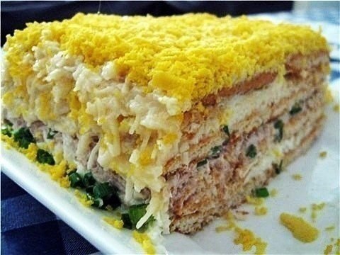 Рыбный салат с крекерами.Ингредиенты:2 пачки несладких круглых крекеров1 баночка любых рыбных ...