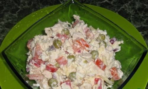 РЕЦЕПТ САЛАТА С КУРИЦЕЙ И ОВОЩАМИ «СЫТНЫЙ». 300 г куриного филе150 г сыра твердогопо 1 помидору, ...