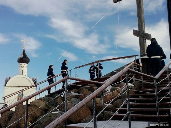 Земля с места гибели 6 роты перенесена на Священный холм в Изборске. 1 марта в день 16-й годовщины ... - 4