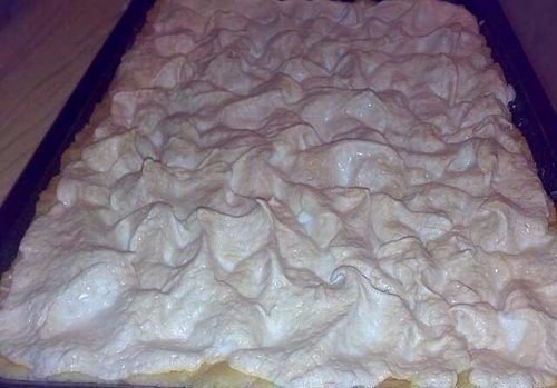 Воздушный сникерс.Это очень вкусный торт, он прямо тает во рту!Ингредиенты:- 6 желтков взбить с 1.5 ... - 3