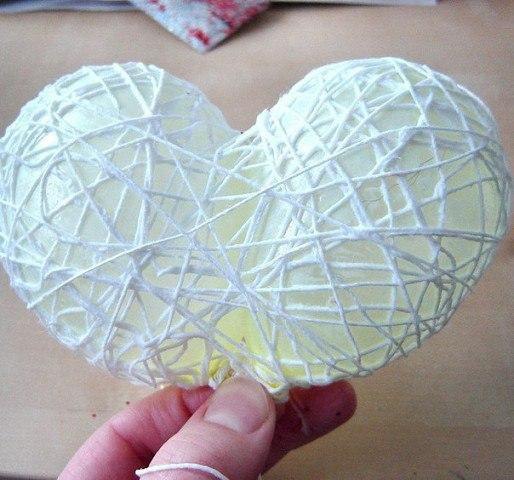 Сердце из ниток.Вам понадобится:-Клей ПВА-Нитки-Шарики-Ножницы-Игла - 7