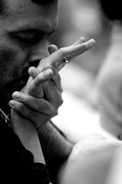 Желаю каждой найти мужчину, который прежде, чем прикоснуться к губам, будет целовать ваши руки…