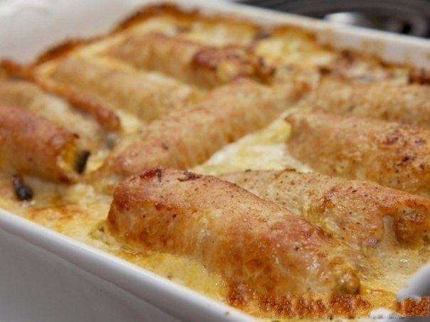 Рулетики мясные к праздничному столу.Ингредиенты:-Свиное филе - 700 г-Грибы - 500 г-Лук репчатый - 2 ...