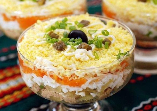 Салат слоёный «Печёнкин».Ингредиенты:350 гр куриной печени10 маринованных огурчиков5 вареных яиц4 ...