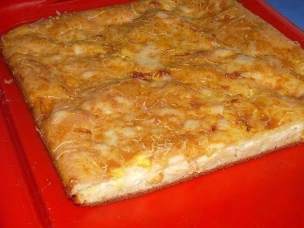 Наливной пирог с сыром.Состав:-3 яйца,-1,5 стакана сметаны,-3 стол.ложки растительного масла,-1,5 ...