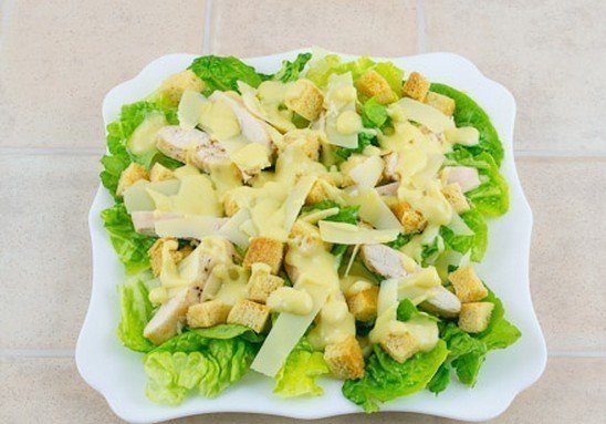 Салат «Цезарь» с курицей.Сытный, красивый и вкусный салат.Ингредиенты:200 г куриного филе100 г ...