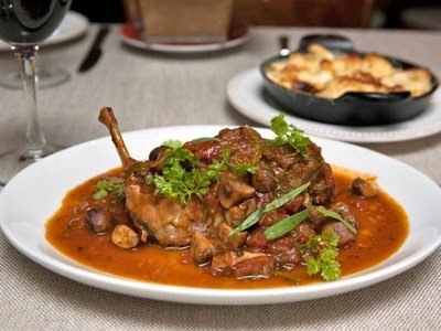 Кролик в белом вине с овощами (Испанская кухня).Ингредиенты:Кролик (куски) — 4 шт. (по 100г)Помидоры ...