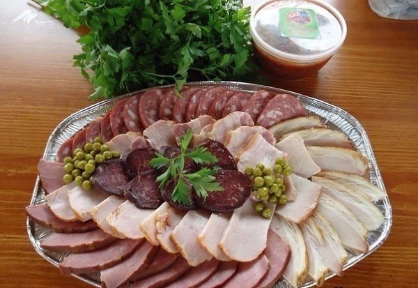 Идеи оформления мясной нарезки на праздничный стол