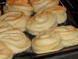 Плюшка сахарная.В детстве я эти плюшки обожала. Возьмешь такую к чаю, и сидишь, раскручиваешь, ...