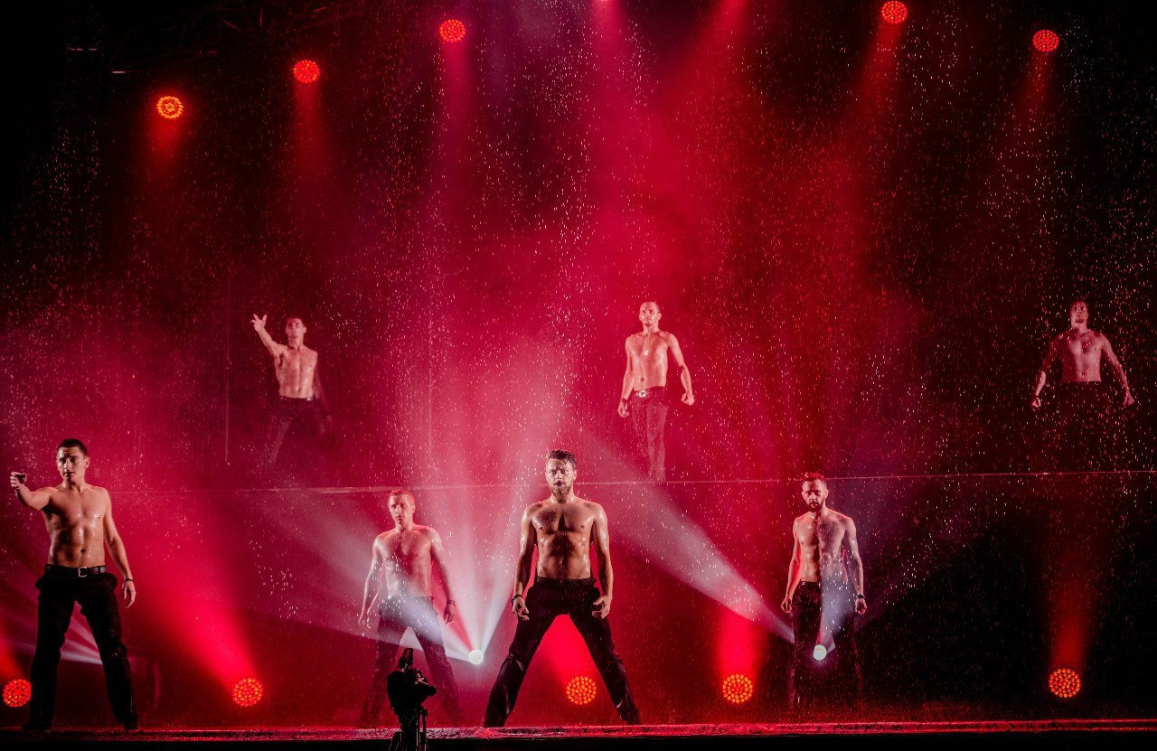 Театр где танцуют. Театр выступление. ДК Ленсовета шоу под дождем. Театральное выступление голых мужчин. Театр в Москве где выступают голыми.
