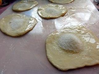 Плюшка сахарная.В детстве я эти плюшки обожала. Возьмешь такую к чаю, и сидишь, раскручиваешь, ... - 4