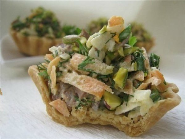 Корзиночки с мясным салатом. Салат простой, но очень вкусный! Он лёгкий, пикантный, пышный и в тоже ...