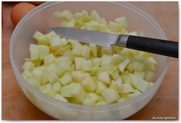 Очень вкусная шарлотка.Ингредиенты:- 2-3 яблока,- 1 чашка муки (чашка 240 мл),- 1 чашка белого ... - 3