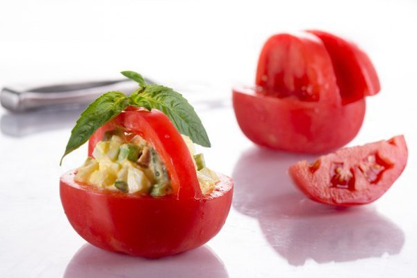 8 простых и красивых закусок из помидоров. Розочки. Для приготовления такой закуски хорошо подойдут ... - 3