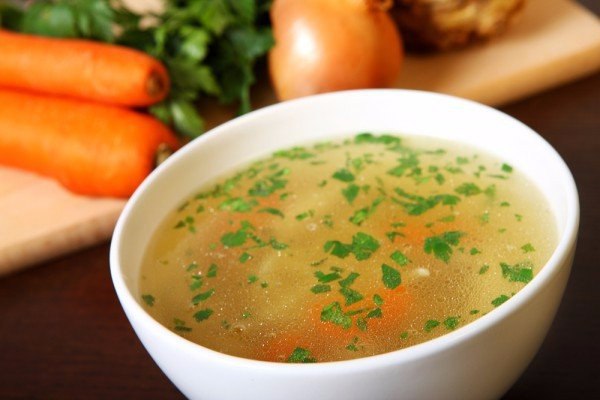 Бульоны и супы для детей от 6 месяцев.1. Бульон из мяса или курицыИнгредиенты:Говядина нежирная или ...