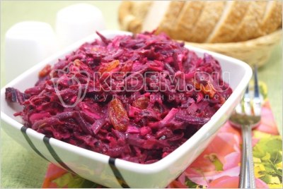 Салат из свеклы с чесноком и изюмом.Ингредиенты: 4 средние свеклы, 50 г сыра, 2-3 ст. л. белого ...