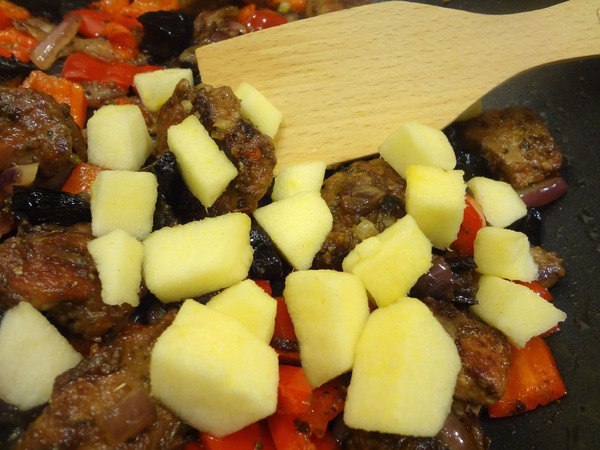 Теплый салат с куриной печенью. Салат из доступных продуктов интригует своим искусным оформлением. ... - 6