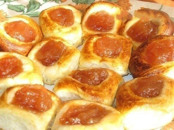 Ватрушки "Школьные" с яблочным повидлом.Ингредиенты:- 130 мл воды- 1 ч. ложка сухих ...