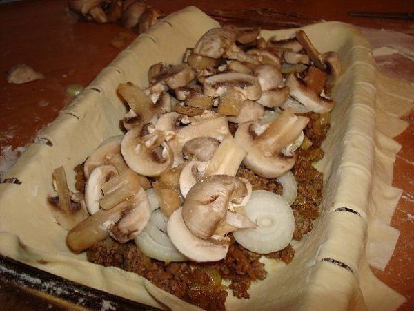 Быстрый мясной пирог с грибами.Ингредиенты:Тесто слоённое дрожжевоеФарш грамм 300-400.Лук 2-3 ... - 4
