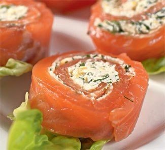 Закусочные рулетики из лосося.Лосось малосольный - 300 гр. Брынза из коровьего молока - 200 гр. ...