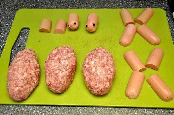 Котлеты «Черепашки».ИНГРЕДИЕНТЫ:300-400 г мясного котлетного фарша,5 детских сосисок,сыр ... - 2