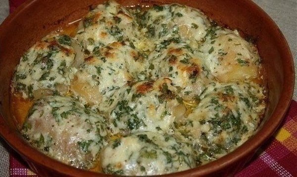Картошка, запеченная в чесночном масле.Отварить картошку в мундире, остудить, очистить. Пока варится ...