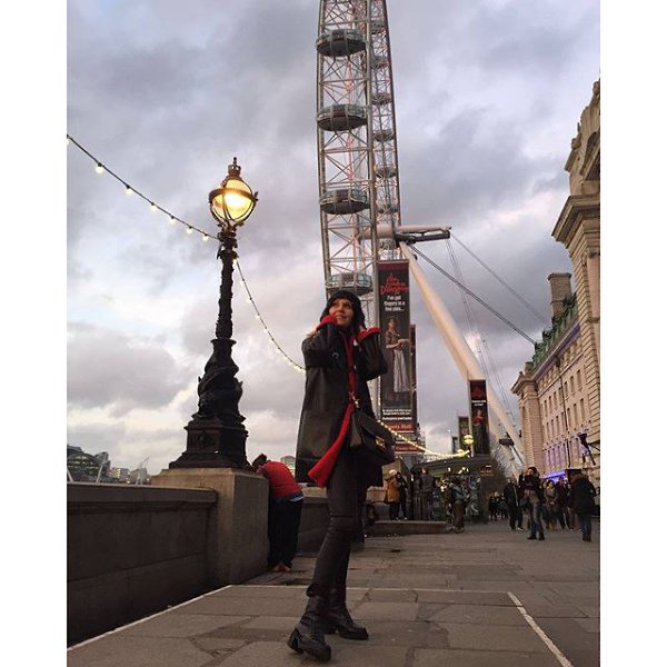 К вечеру поднялся сильный ветер. Шапка слетает, а я надвину.#londoneye
