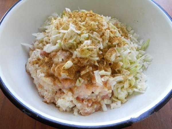 Котлеты из куриного фарша с капустой тушеные в томате. Фарш куриный (лучше пополам - филе + красное ... - 3