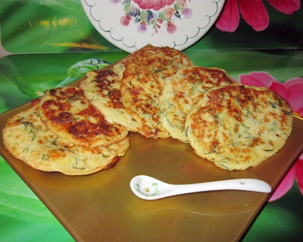 Кабачковые оладьи с картофелем, сыром и зеленью.1 кабачок среднего размера, 1 картофелина среднего ...