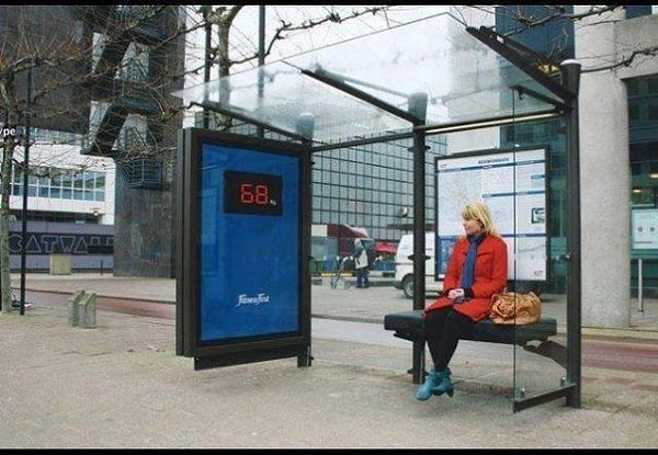 Скамейка на остановке измеряет вес..Никогда б на нее не села!