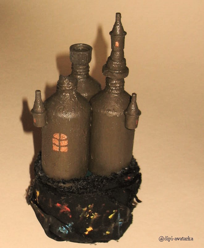 Замок с привидениями можно сделать из тары для 3% перекиси водорода..