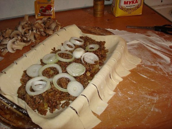 Быстрый мясной пирог с грибами.Ингредиенты:Тесто слоённое дрожжевоеФарш грамм 300-400.Лук 2-3 ... - 3