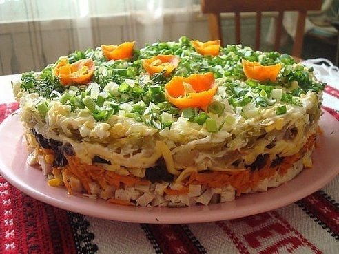Слоёный салат с черносливом "Ночка" Ингредиенты: - 300 гр отварной куриной грудки - 2 ...