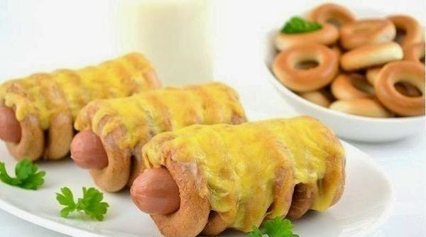 Сосиски в сушках.Ингредиенты:300 г сосисок (6 штук)300 г сушек (36 штук)100 г сыра1-2 ст.л. сметаны ...
