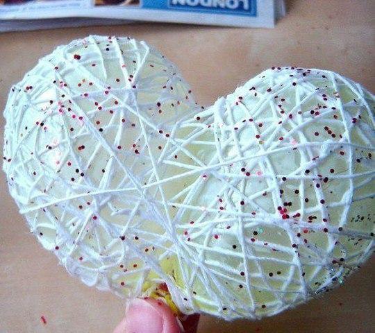 Сердце из ниток.Вам понадобится:-Клей ПВА-Нитки-Шарики-Ножницы-Игла - 8