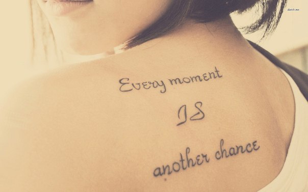 Самые популярные текстовые татуировки: 1) Every moment is another chance - Каждое мгновение - еще ...