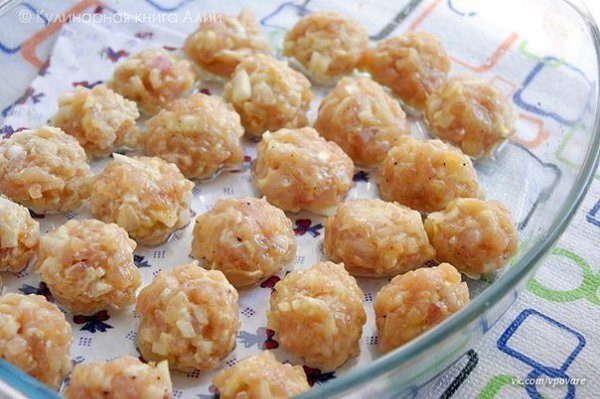 Куриные шарики в сырно-сливочном соусе.Состав:-500 гр. куриного филе-1 луковица- 1 яйцо-3 зубчика ... - 5