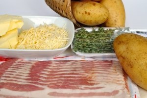 КАРТОФЕЛЬНЫЙ МИЛЬФЕЙ.Ингредиенты:Картофель - 5 шт.Сыр Пармезан - 100 гМасло сливочное - 60 гБекон - ... - 2