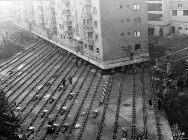 Перемещение 7600-тонного многоквартирного жилого здания, чтобы проложить бульвар в румынском городе ...