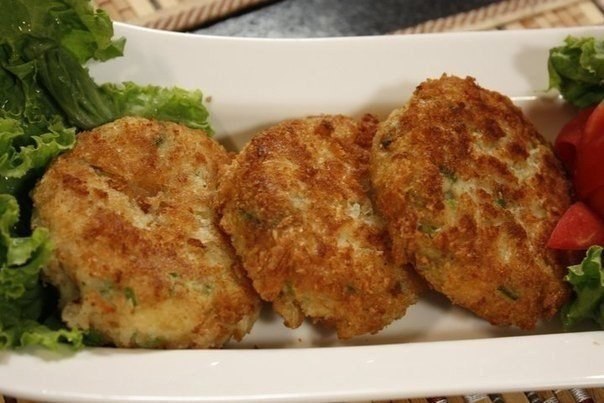 Куриные котлеты с плавленным сыром.Ингредиенты: Куриное филе 1 кгЯйца куриные 1 штБатон 1.5 ломтика ...