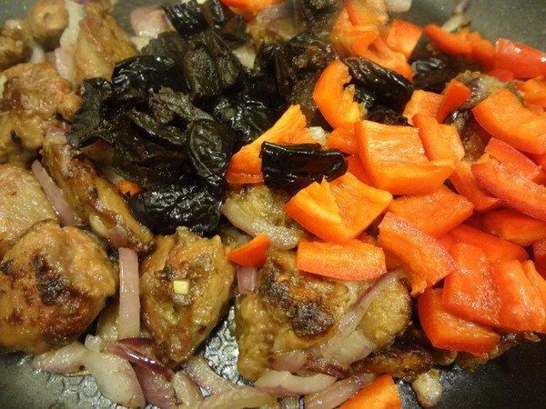 Теплый салат с куриной печенью. Салат из доступных продуктов интригует своим искусным оформлением. ... - 5
